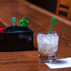 Green Shamrock Cocktail Stirrers - Box Of 1000 -Bar Supplies 7066 1 kit green shamrock cocktail stirrers 3 1 76560.1590768496